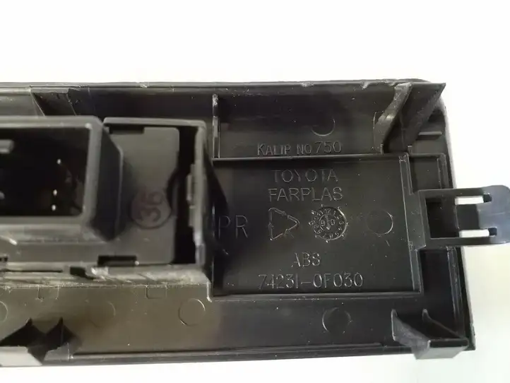 Toyota Corolla Verso AR10 (2004 - 2009) 742310F030 Блок кнопок стеклоподъемников — фото 3