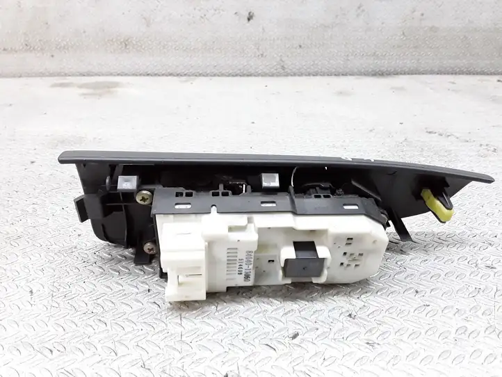 Toyota Corolla Verso E121 (2001 - 2004) 8404013060 Блок кнопок стеклоподъемников — фото 2