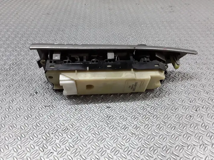 Toyota Corolla Verso E121 (2001 - 2004) 8404013081 Кнопка стеклоподъемников — фото 2