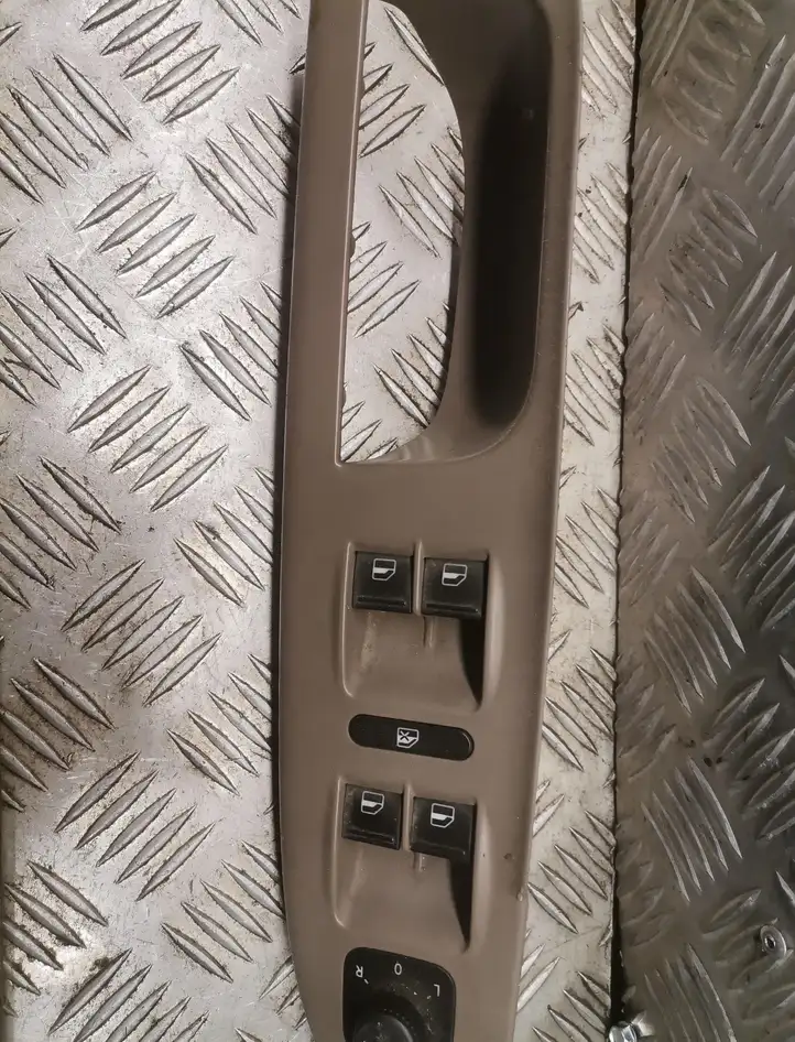 Volkswagen PASSAT B6 (2005 - 2010)   Кнопка стеклоподъемников