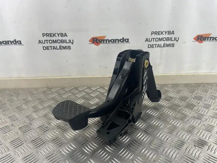 Volkswagen PASSAT B8 (2015 - )  5Q1723058AJ Тормозная педаль