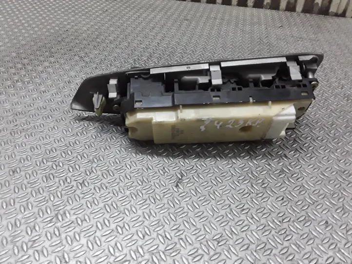 Toyota Corolla Verso E121 (2001 - 2004) 8404013081 Блок кнопок стеклоподъемников — фото 2
