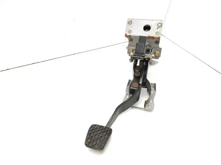 Mazda 6. (2002 - 2005)   Тормозная педаль