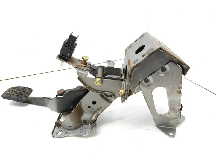 Mazda 6. (2002 - 2005)   Тормозная педаль