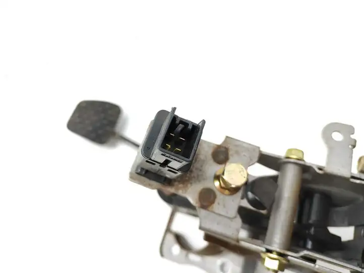 Mazda 6. (2002 - 2005)   Тормозная педаль