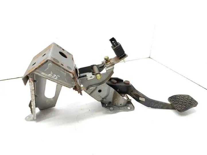 Mazda 6. (2002 - 2005)   Тормозная педаль