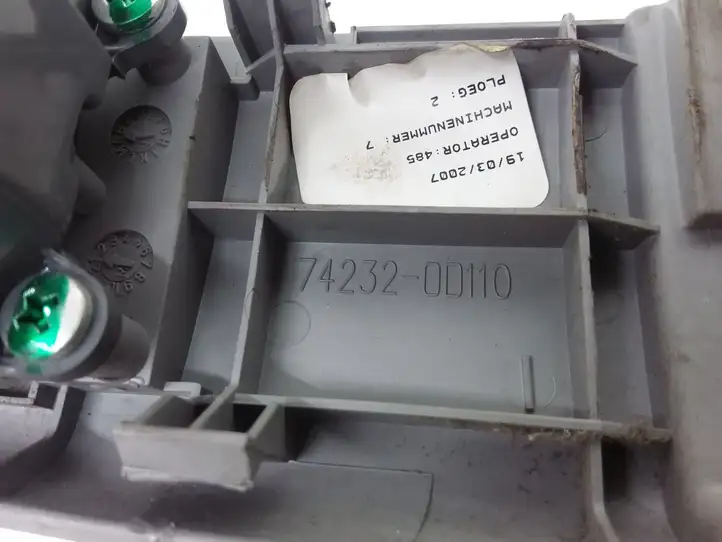 Toyota Yaris (2005 - 2009) 742320D110 Блок кнопок стеклоподъемников — фото 5