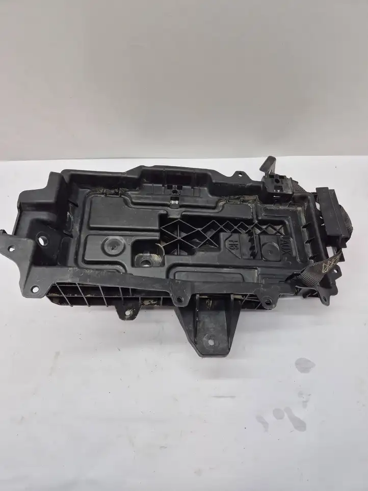 Chrysler Pacifica (2016 - ) 68271681AD Площадка аккумулятора — фото 3