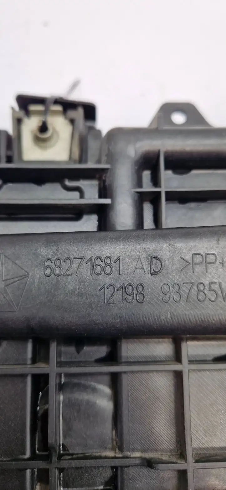 Chrysler Pacifica (2016 - ) 68271681AD Площадка аккумулятора — фото 6
