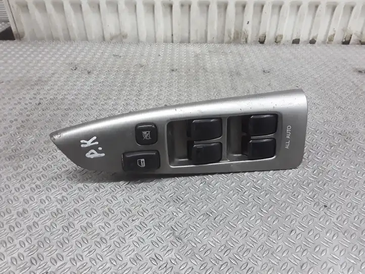 Toyota Corolla Verso E121 (2001 - 2004) 8404013081 Блок кнопок стеклоподъемников — фото 1