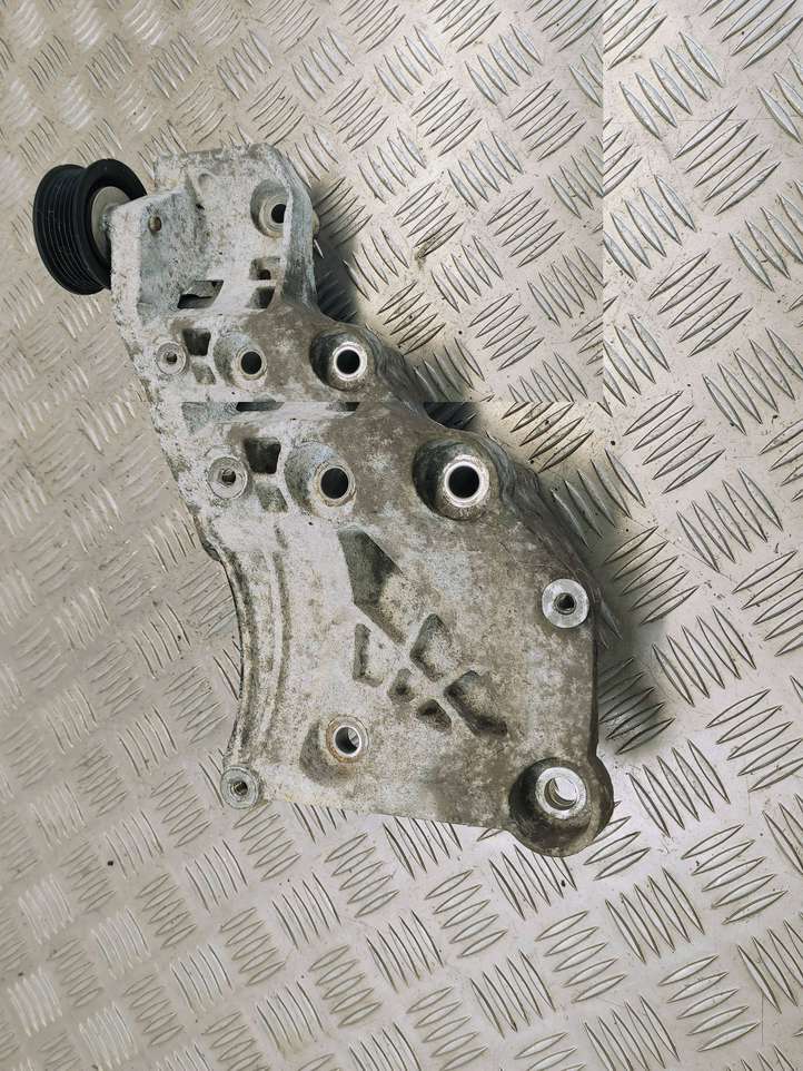Opel Zafira (2008 - 2014)  55582510 Кронштейн компрессора кондиционера воздуха