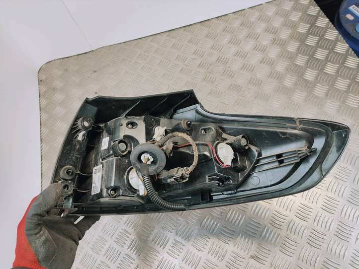 Opel Zafira (2008 - 2014)  21470101 Задний фонарь в кузове
