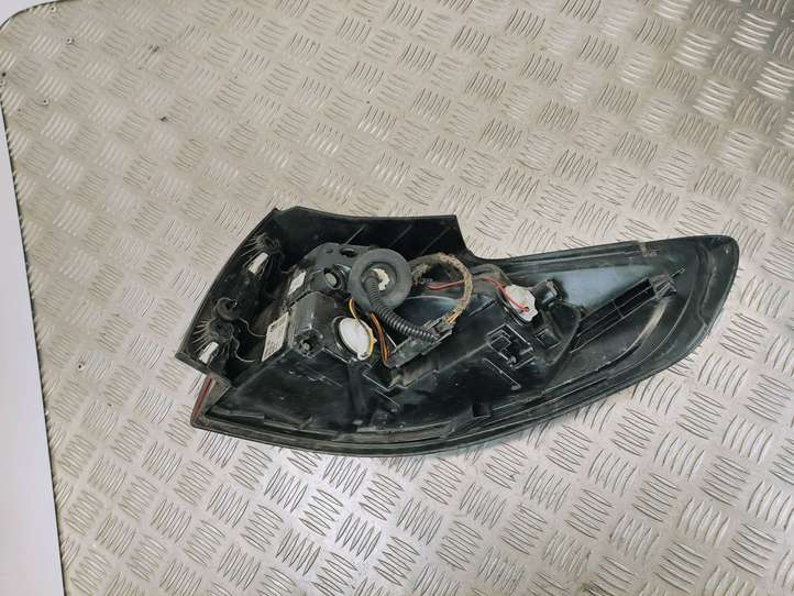 Opel Zafira (2008 - 2014)  21470101 Задний фонарь в кузове