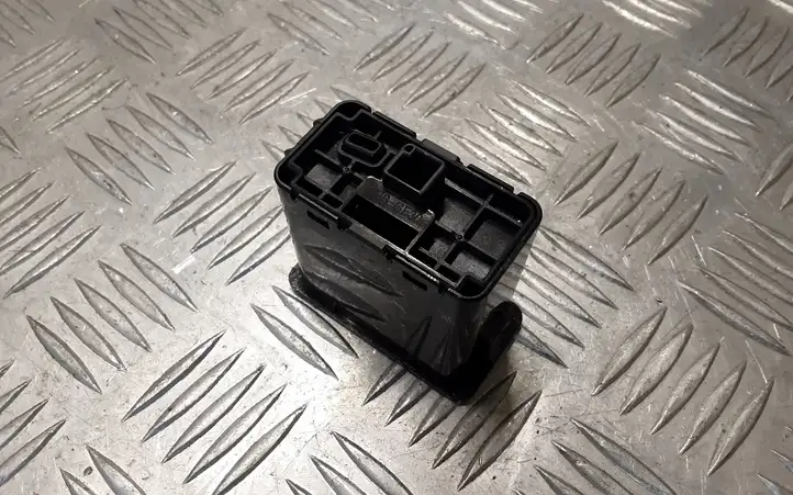 Mitsubishi Outlander (2018 - 2021) 8637B628 Считыватель ключа зажигания — фото 3