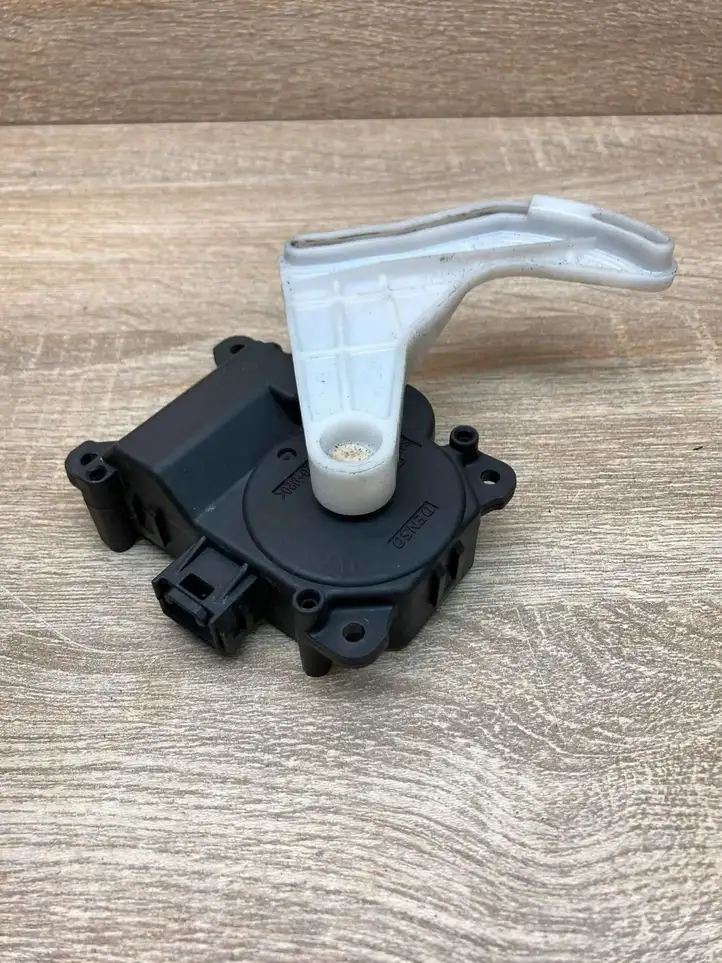 Toyota Corolla Verso AR10 (2004 - 2009) 0637008930 Двигатель задвижки потока воздуха — фото 3