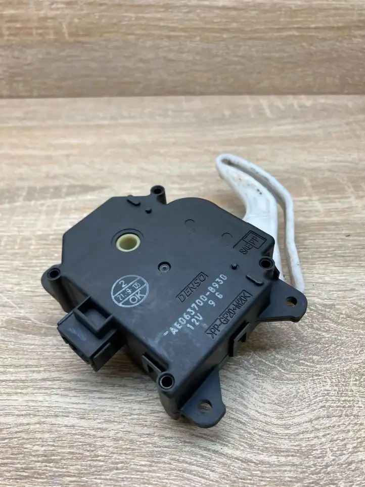 Toyota Corolla Verso AR10 (2004 - 2009) 0637008930 Двигатель задвижки потока воздуха — фото 6