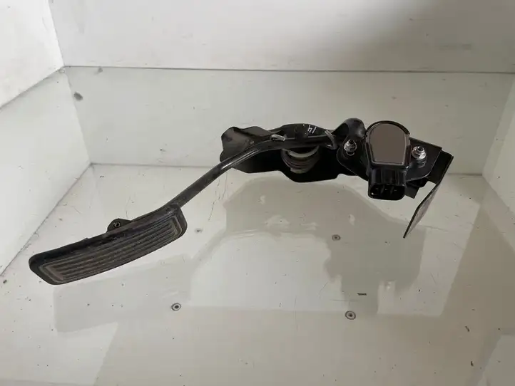 Toyota Corolla Verso AR10 (2004 - 2009) 8928152021 Педаль акселератора — фото 2