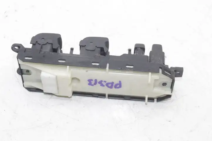 Toyota Prius+ (ZVW40) (2011 - 2018) Блок кнопок стеклоподъемников — фото 4