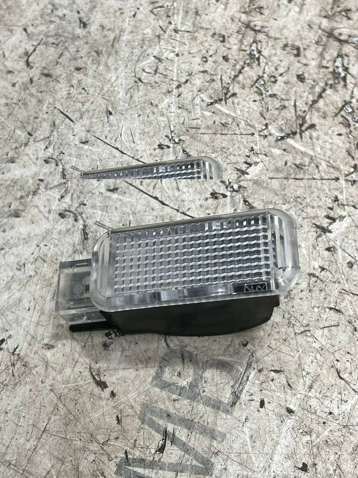Audi Q5 (2008 - 2012)  4B0947415A Другой фонарь салона