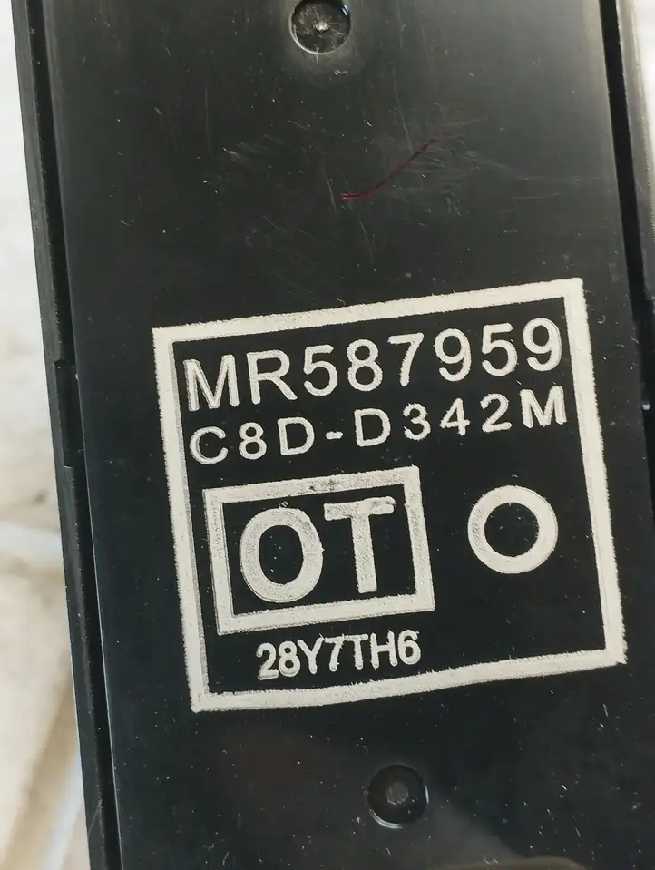 Mitsubishi Colt (2008 - 2012) MR587959 Кнопка стеклоподъемников — фото 2