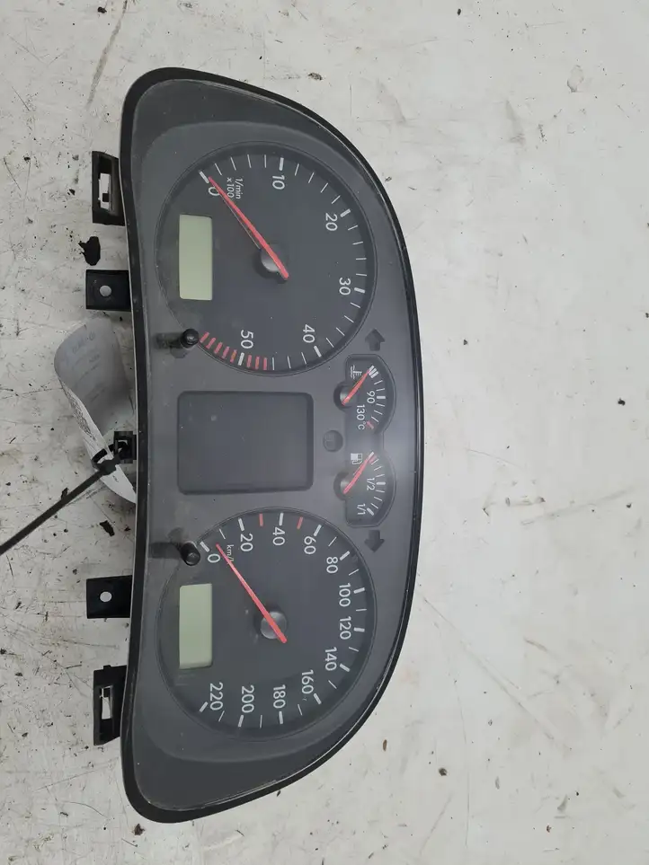 Volkswagen Bora (1998 - 2005)  1J0920801E Спидометр (приборный щиток)