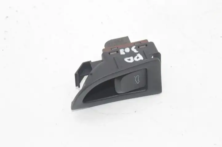 Audi A4 S4 B8 8K (2007 - 2011) 8K0959831 Кнопка закрытия багажника — фото 1