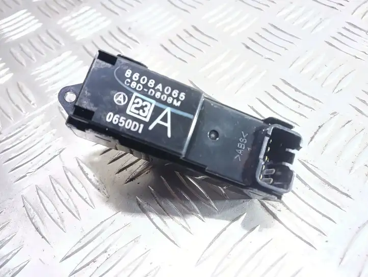 Mitsubishi Lancer VIII (2007 - 2011) 8608A065 Кнопка стеклоподъемников — фото 3