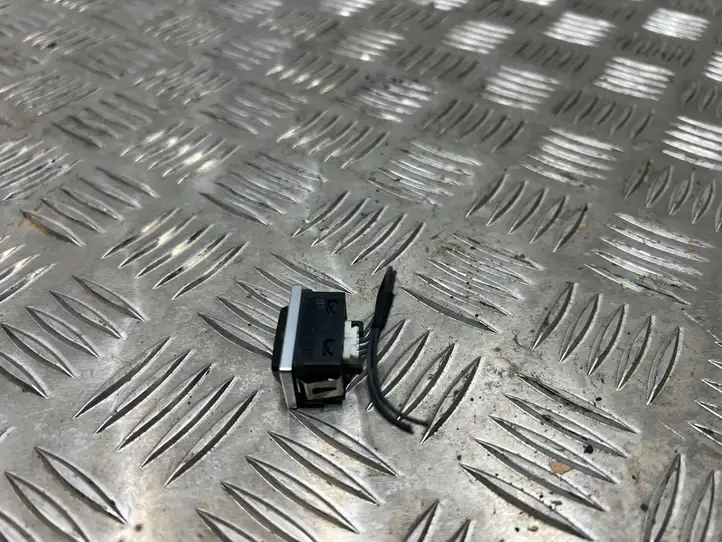 BMW 3 F30 F35 F31 (2012 - 2018) 9384363 Кнопка обогрева рулевого колеса — фото 3