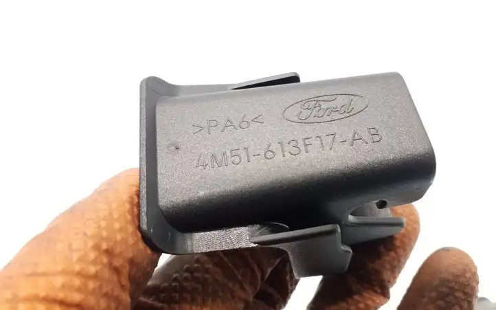 Ford Kuga I (2008 - 2012) 4M51613F17AB Заглушка ISOFIX — фото 3