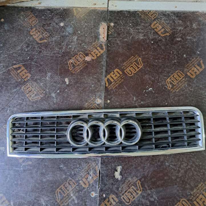 8E0853651F Audi A4 S4 B6 8E 8H Grotelės priekinės