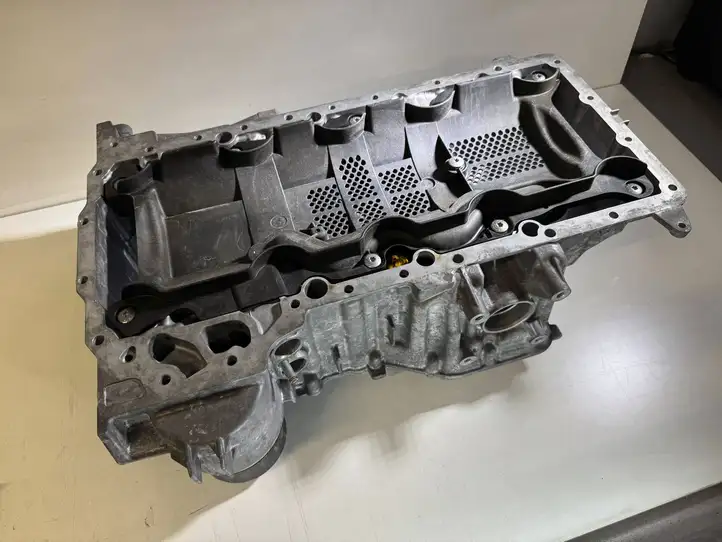 BMW M5 F90 (2017 - 2019) 7852328 Картер двигателя — фото 5