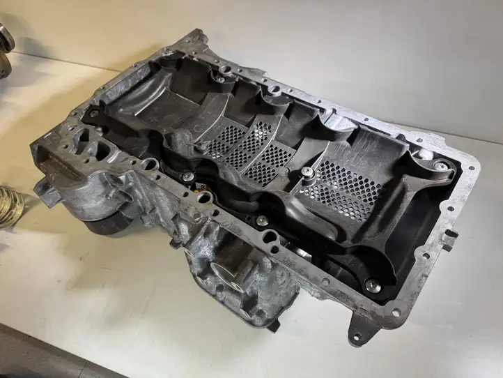 BMW M5 F90 (2017 - 2019) 7852328 Картер двигателя — фото 6
