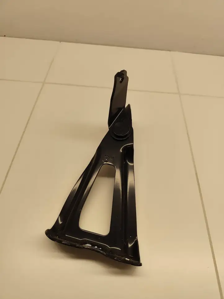 Toyota RAV 4 (XA50) (2018 - )   Направляющая лыжа заднего сиденья