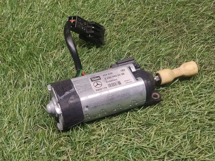 Mercedes-Benz E W211 (2002 - 2009)  A2205400288 Электрический двигатель регулировки положения руля
