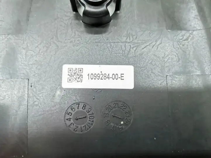 Tesla Model 3 (2017 - 2023) 1099284-00-E Обшивка рулевой колонки — фото 3