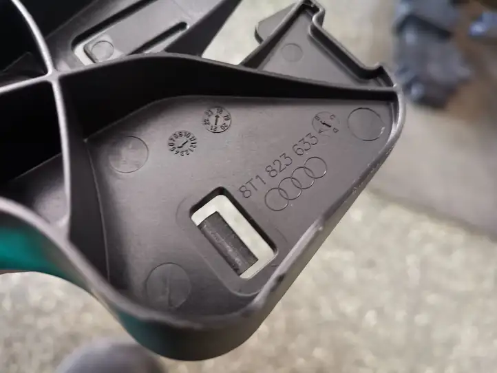 Audi A6 (2014 - 2018)  8T1823633 Ручка капота