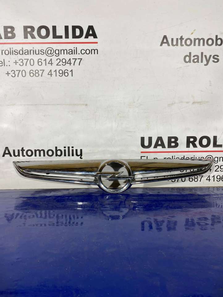 Opel Astra (2009 - 2012)  13264583 Верхняя решётка