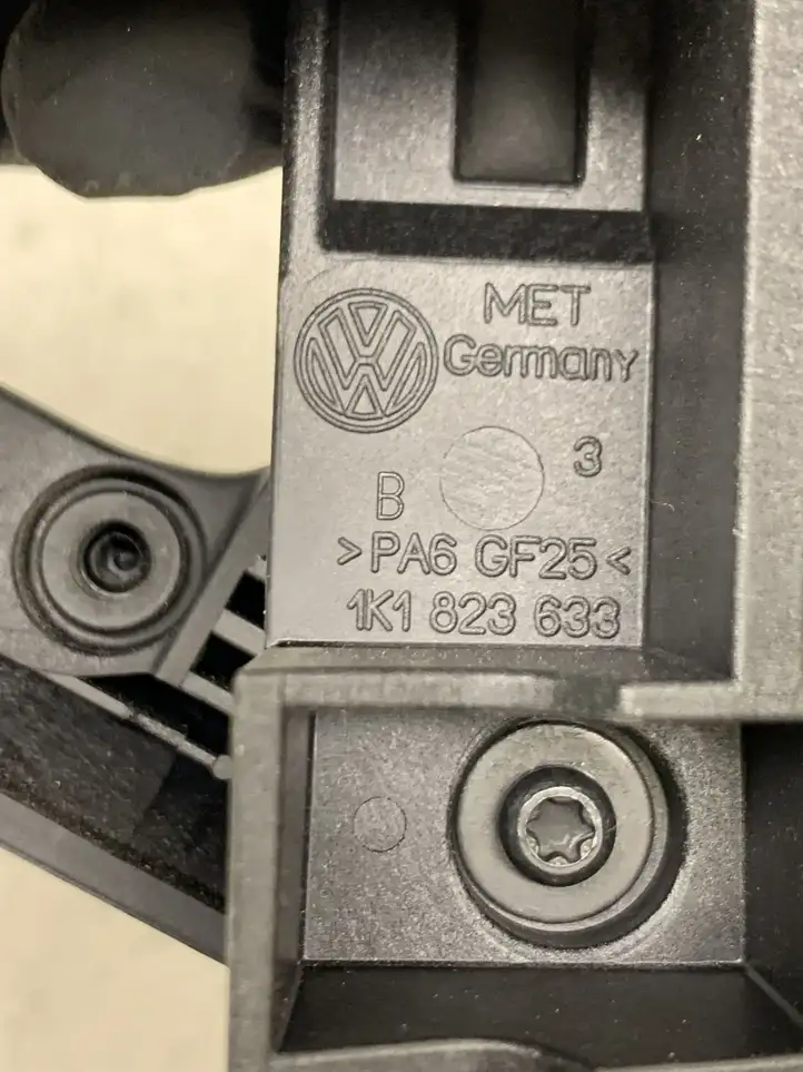 Volkswagen Golf VI (2009 - 2013) 1K1823633 Ручка открытия капота — фото 3
