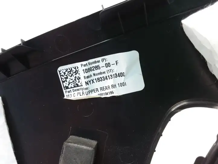 Tesla Model 3 (2017 - 2023) 108628500F Верхняя боковая отделка заднего сиденья — фото 3