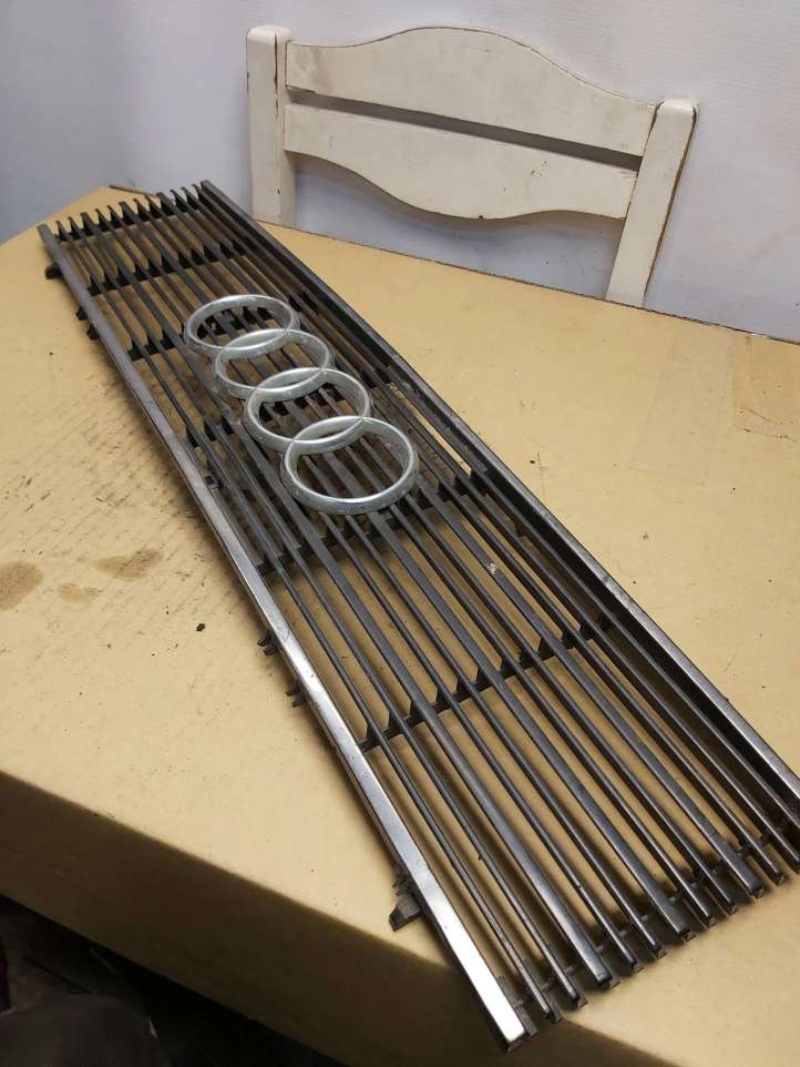 Audi 80 (1978 - 1986)  811853655 Верхняя решётка