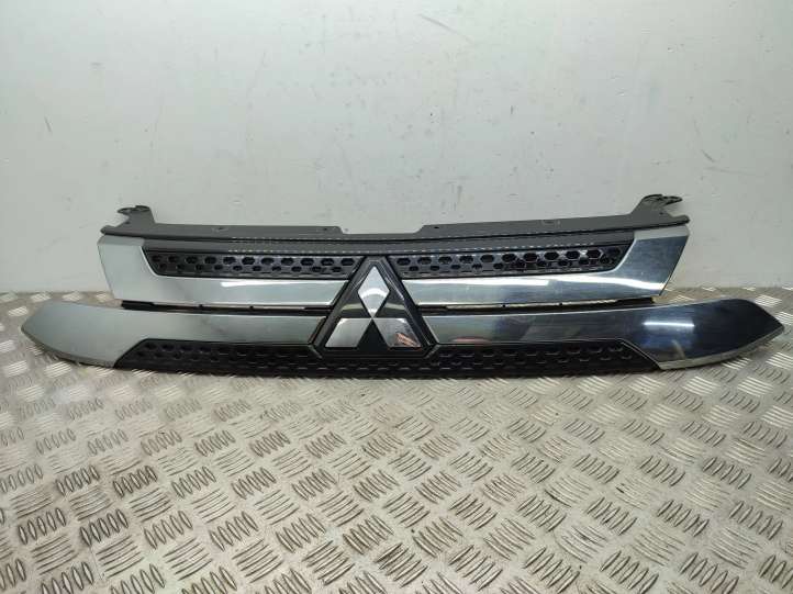 Mitsubishi Outlander (2018 - 2021)  7450B304 Верхняя решётка
