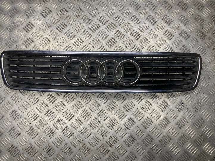 8D0853651J Audi A4 S4 B5 8D Grotelės priekinės