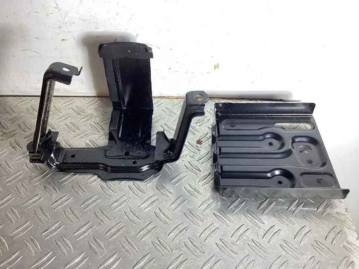Lexus NX (2021 - ) Держатель аккумулятора — фото 1