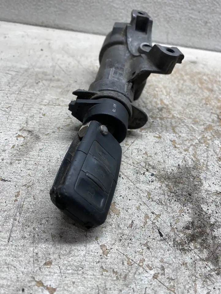 Volkswagen PASSAT B5 (1997 - 2000) 37740PT3A01 Замок зажигания — фото 1