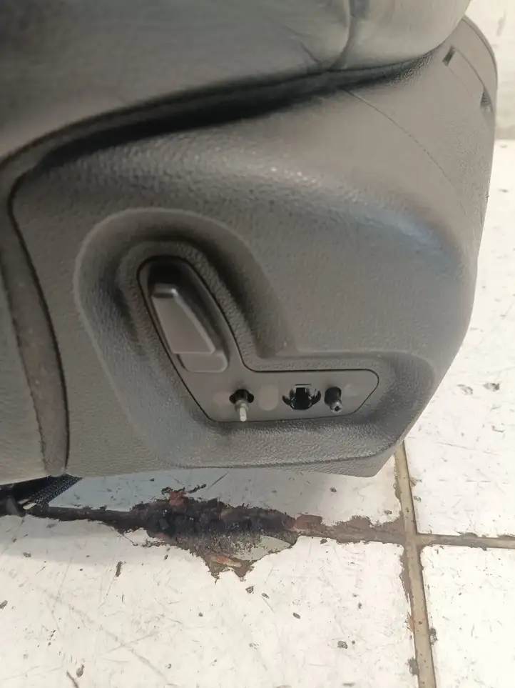 Mercedes-Benz CLS C219 (2003 - 2011) Переднее сиденье водителя — фото 6