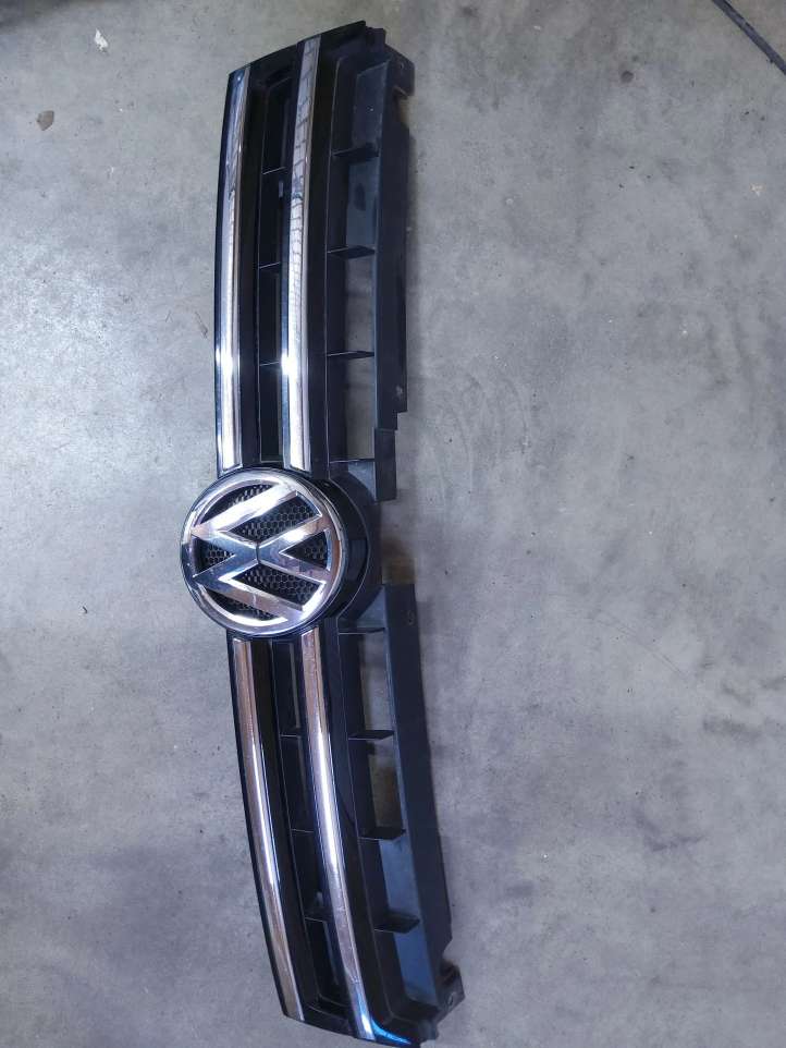 7P6853651 Volkswagen Touareg II Grotelės priekinės