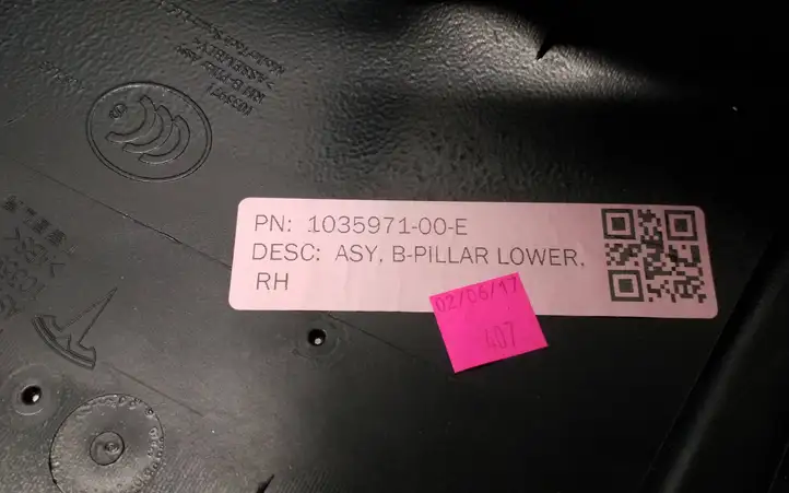 Tesla Model X (2015 - 2021) 103597100E Нижняя обшивка стойки B — фото 8