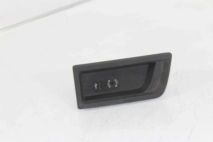 9207358 BMW 3 F30 F35 F31 USB jungtis