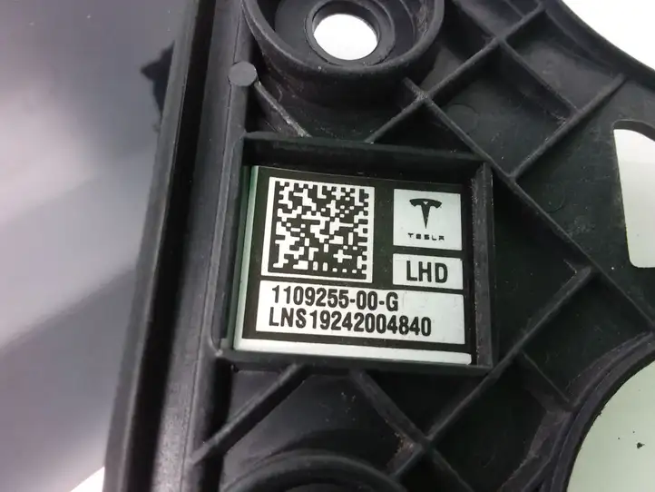 Tesla Model 3 (2017 - 2023) 110925500G Накладка порога — фото 6
