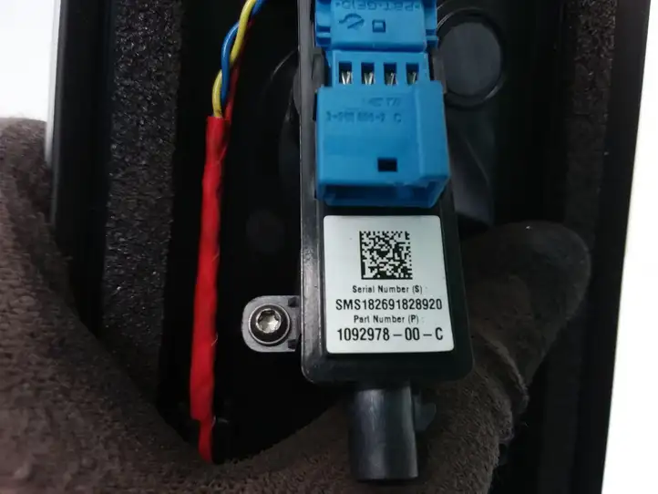 Tesla Model 3 (2017 - 2023) 110925390F Накладка порога — фото 5